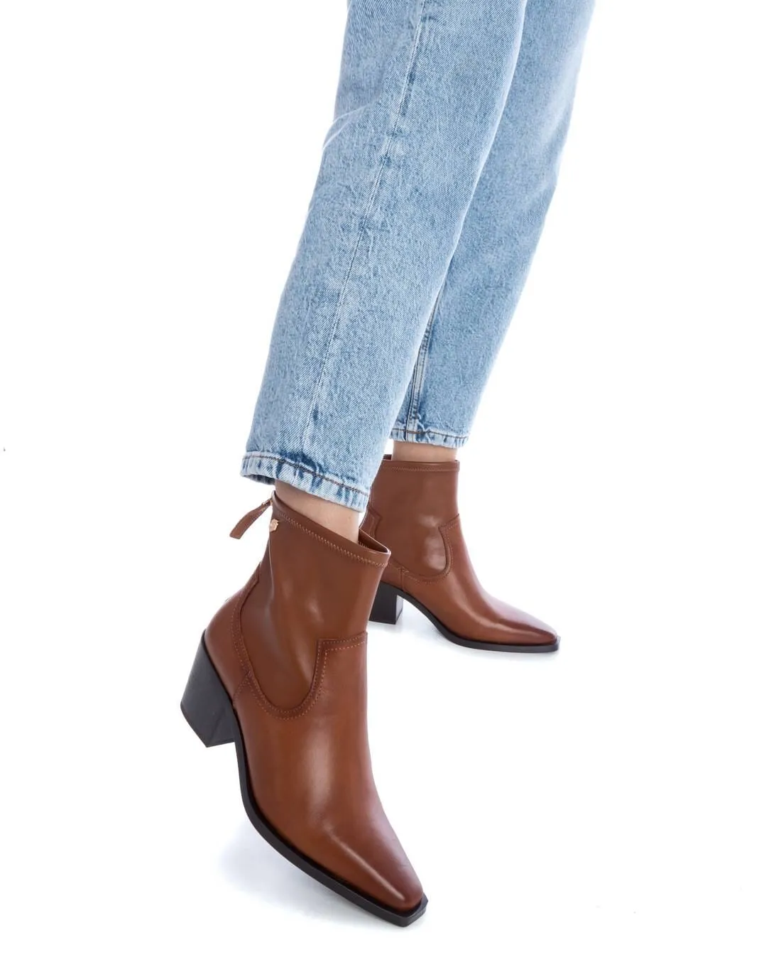 161230  Leather ankle boots with elastic in Tan