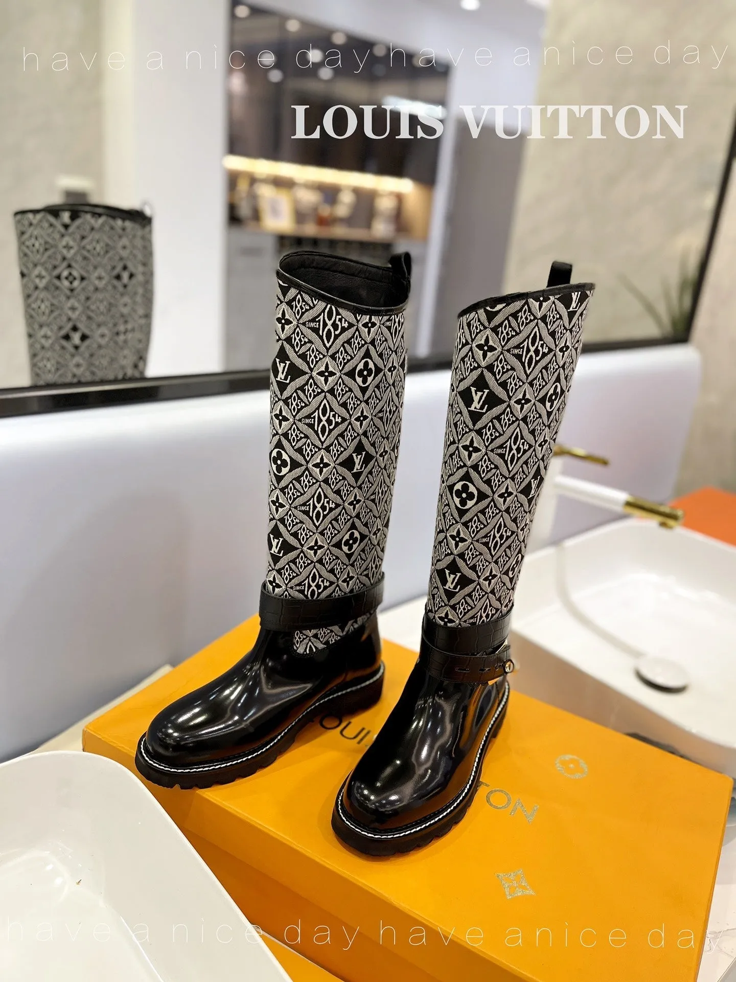 High Quality  LUV BOOTS 027