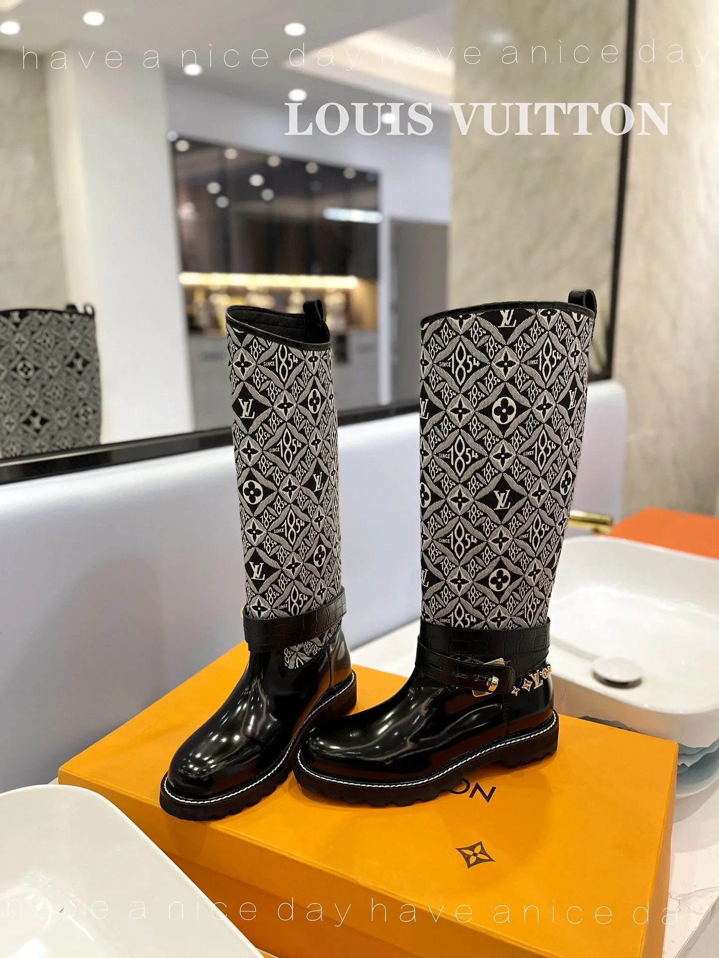 High Quality  LUV BOOTS 027