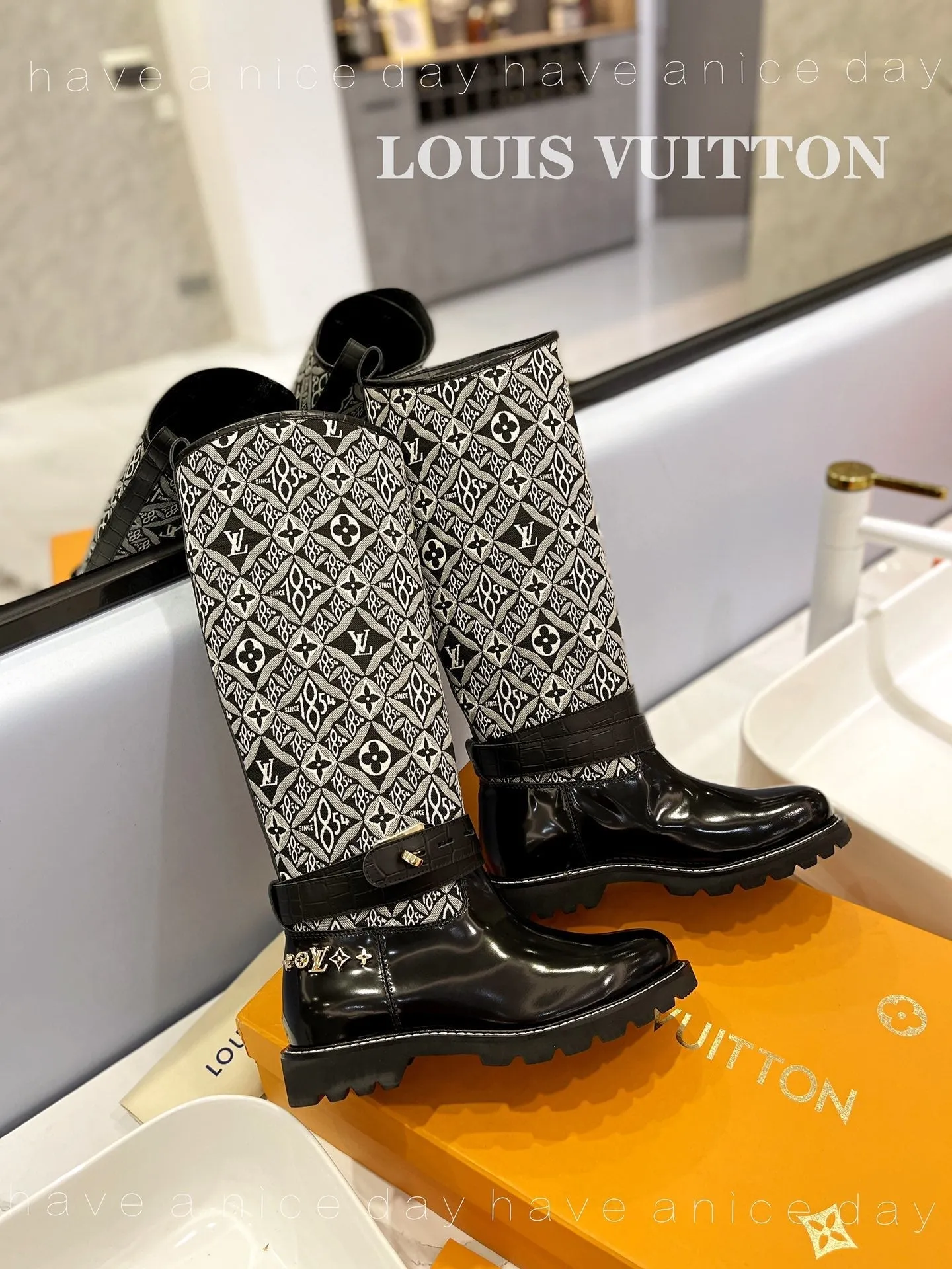 High Quality  LUV BOOTS 027