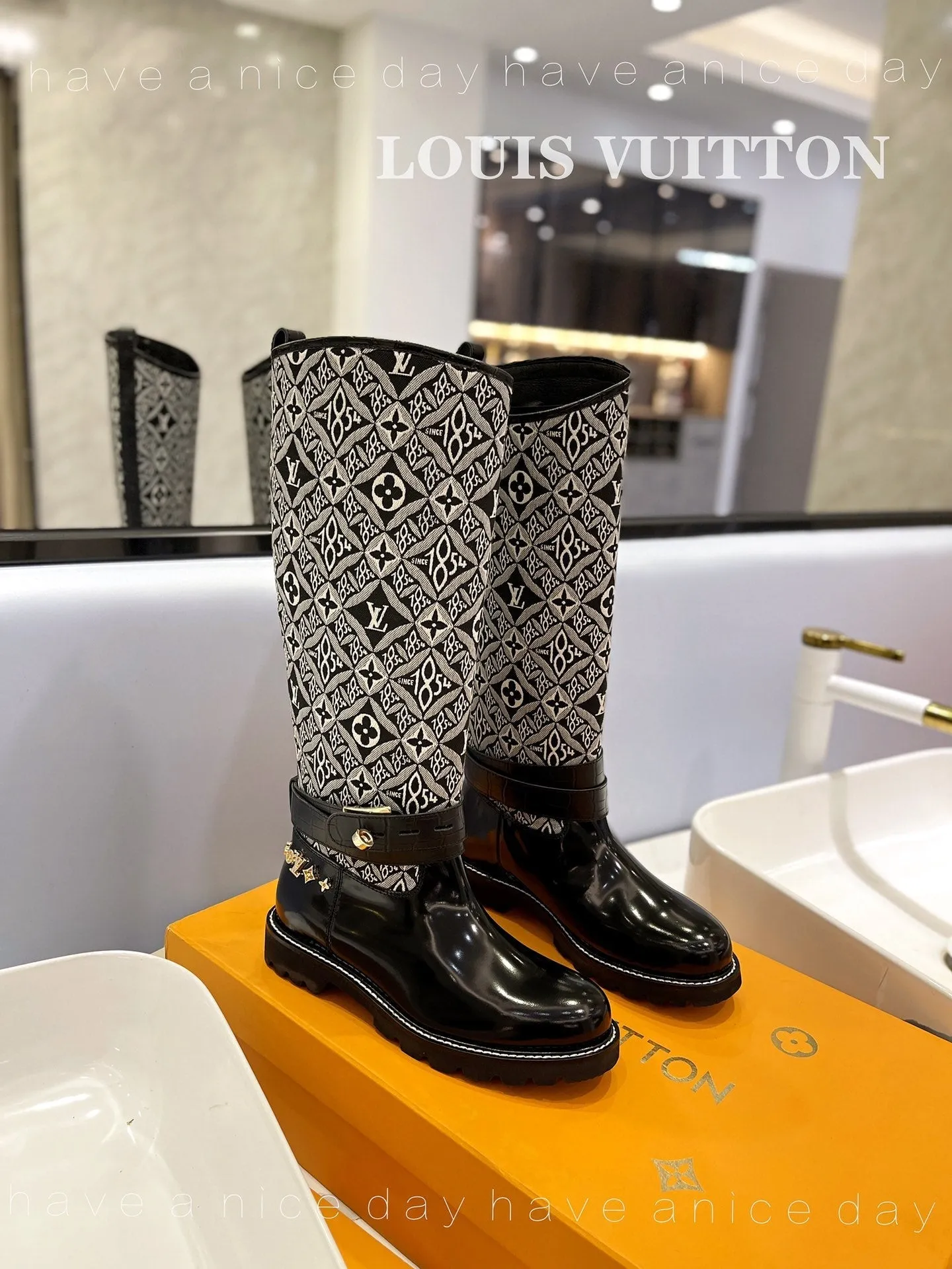 High Quality  LUV BOOTS 027